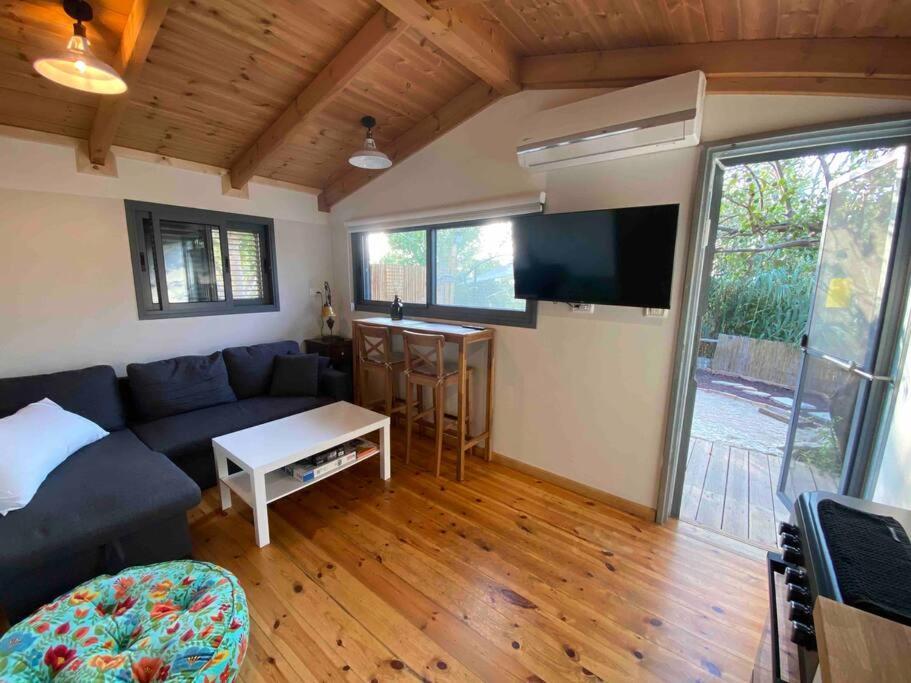 Bit Cabin Near The Airport Kfar Daniel Exterior foto